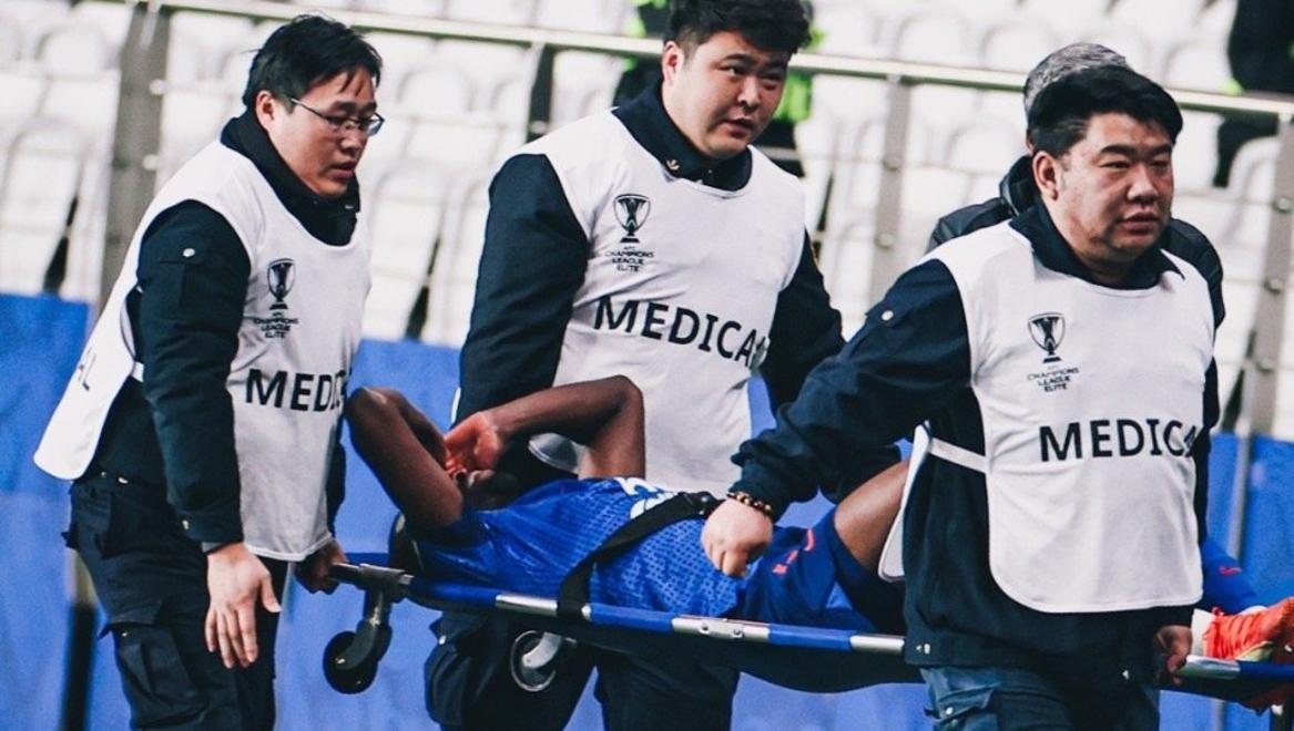 申花外援阿马杜参加分组对抗训练；此前他